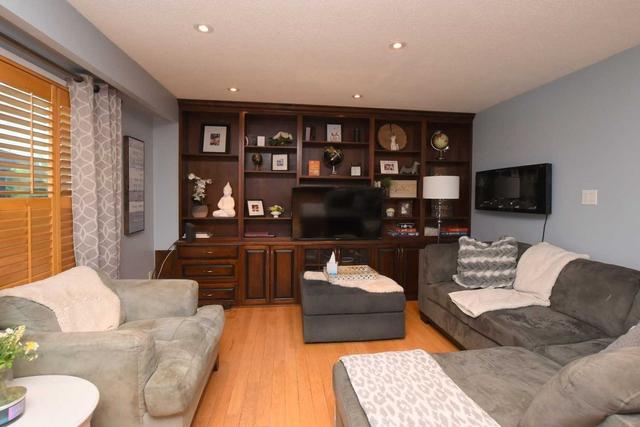 2520 Spruce Needle Dr, House semidetached with 4 bedrooms, 3 bathrooms and 2 parking in Mississauga ON | Image 2