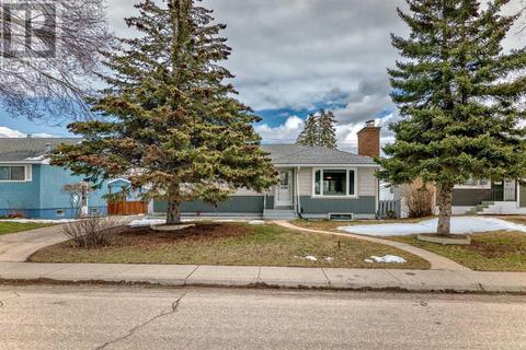 110 Warwick Drive Sw, House detached with 1 bedrooms, 1 bathrooms and 5 parking in Calgary AB | Card Image
