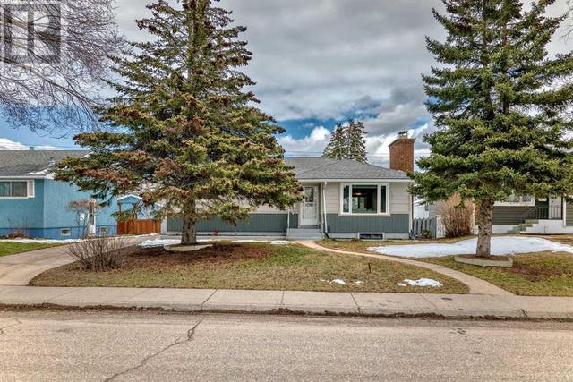 110 Warwick Drive Sw, House detached with 1 bedrooms, 1 bathrooms and 5 parking in Calgary AB | Image 1