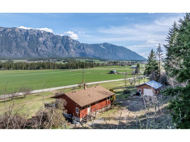 3481 Crestview Road, House detached with 2 bedrooms, 2 bathrooms and null parking in Central Kootenay B BC | Image 2