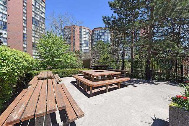 910 - 2091 Hurontario St, Condo with 2 bedrooms, 2 bathrooms and 2 parking in Mississauga ON | Image 5