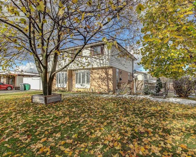 52 Glenfield Cres, House semidetached with 4 bedrooms, 2 bathrooms and 4 parking in Brampton ON | Image 1