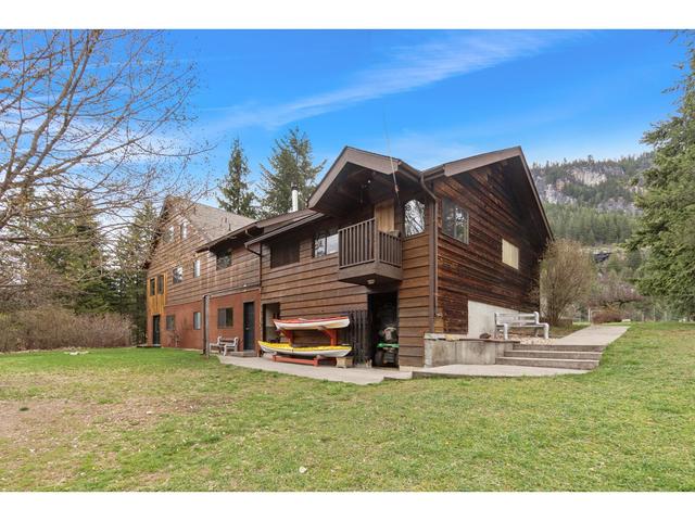 1960 Pass Creek Road, House detached with 3 bedrooms, 3 bathrooms and null parking in Central Kootenay I BC | Image 55
