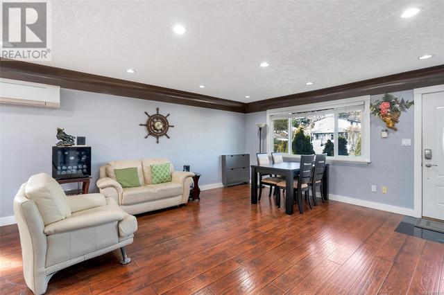 3905 Cedar Hill Rd, House detached with 5 bedrooms, 4 bathrooms and 4 parking in Saanich BC | Image 3