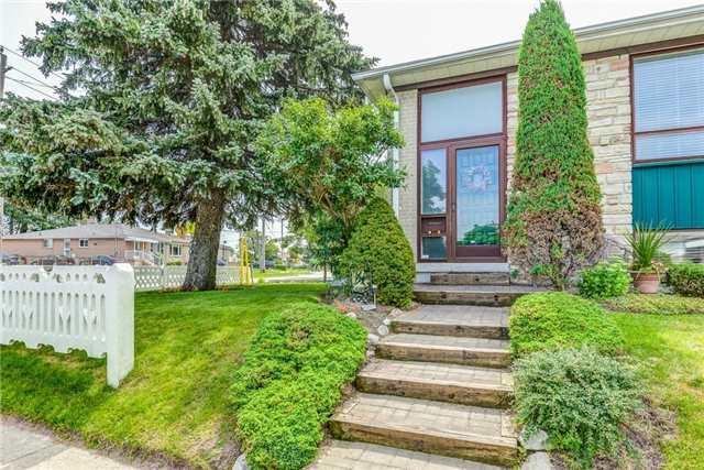 106 Duncanwoods Dr, House semidetached with 3 bedrooms, 2 bathrooms and 2 parking in Toronto ON | Image 2