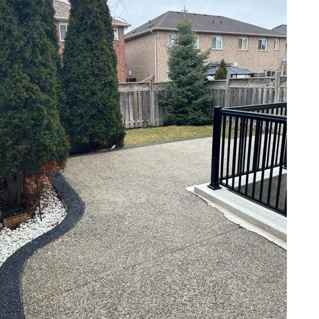 8 Capistro St, House semidetached with 4 bedrooms, 3 bathrooms and 4 parking in Brampton ON | Image 11