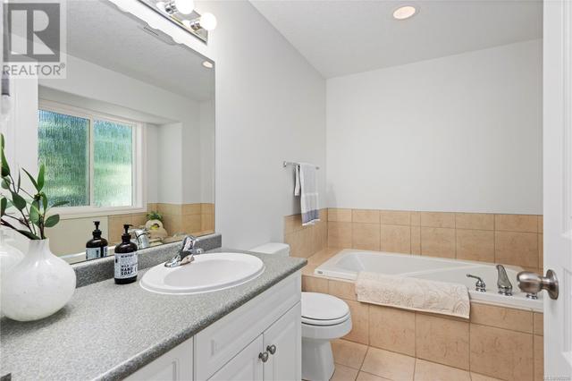 Ensuite Bath with Separate Soaker Tub | Image 25