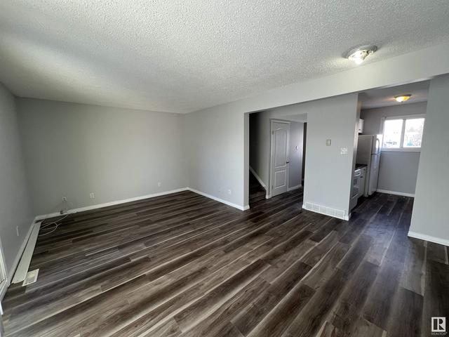 11356 139 Av Nw, House attached with 3 bedrooms, 1 bathrooms and 1 parking in Edmonton AB | Image 3
