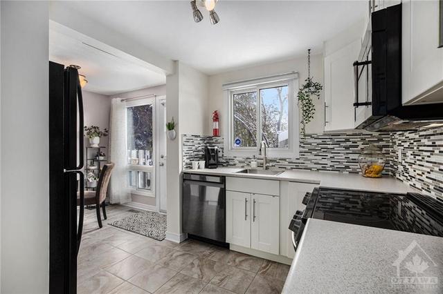 254 Woodfield Drive, Townhouse with 3 bedrooms, 2 bathrooms and 1 parking in Ottawa ON | Image 11