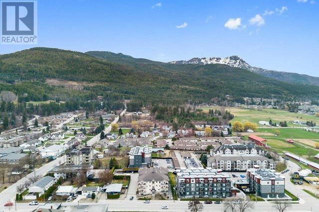 302 - 160 5 Avenue Sw, Condo with 2 bedrooms, 2 bathrooms and 1 parking in Salmon Arm BC | Image 4