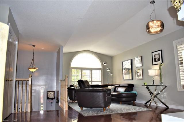 8097 Woodsview Crescent, House detached with 4 bedrooms, 2 bathrooms and null parking in Niagara Falls ON | Image 5