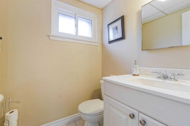 114 Darras Crt, Townhouse with 3 bedrooms, 2 bathrooms and 2 parking in Brampton ON | Image 8