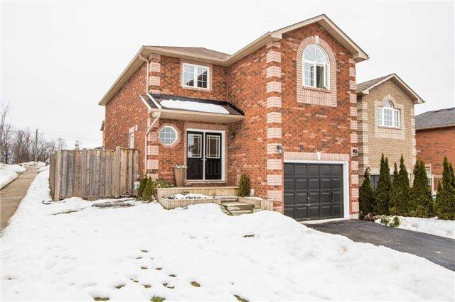 11 Glenhill Dr, House detached with 4 bedrooms, 4 bathrooms and 2 parking in Barrie ON | Image 2