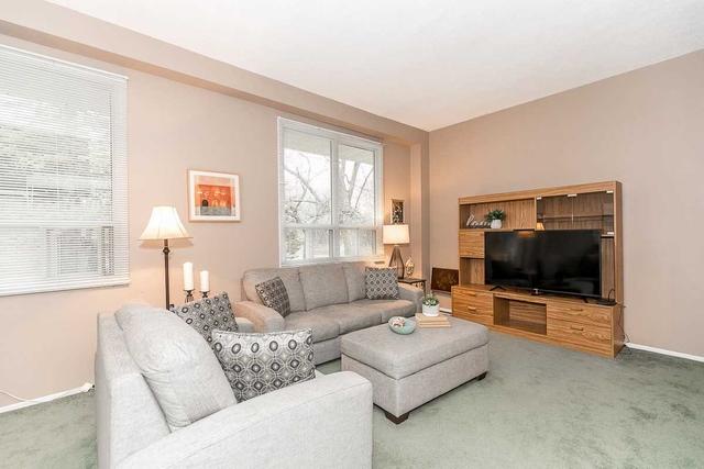 109 Poplar Cres, Condo with 4 bedrooms, 2 bathrooms and 2 parking in Aurora ON | Image 2