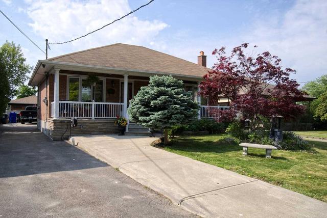 27 Arrowsmith Ave, House detached with 3 bedrooms, 2 bathrooms and 6 parking in Toronto ON | Image 1