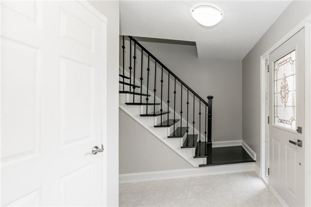 772 Ajyn Crt, House detached with 3 bedrooms, 2 bathrooms and 4 parking in Mississauga ON | Image 3