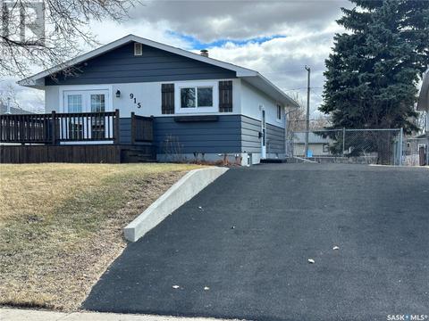 915 1st Street E, House detached with 3 bedrooms, 2 bathrooms and null parking in Prince Albert SK | Card Image