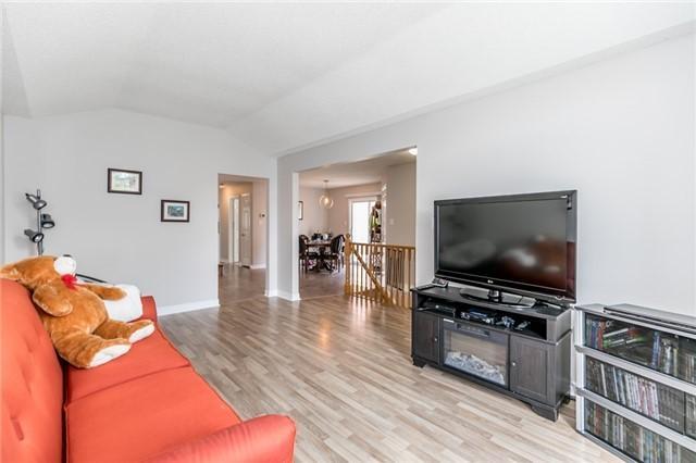 113 Gore Dr, House detached with 3 bedrooms, 2 bathrooms and 2 parking in Barrie ON | Image 4