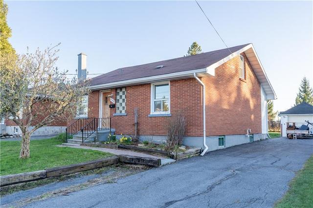 1540 Champagne Avenue, House detached with 4 bedrooms, 2 bathrooms and 3 parking in Cornwall ON | Image 1