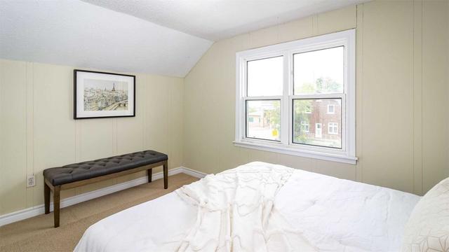 490 Bloor St E, House semidetached with 3 bedrooms, 2 bathrooms and 2 parking in Oshawa ON | Image 2