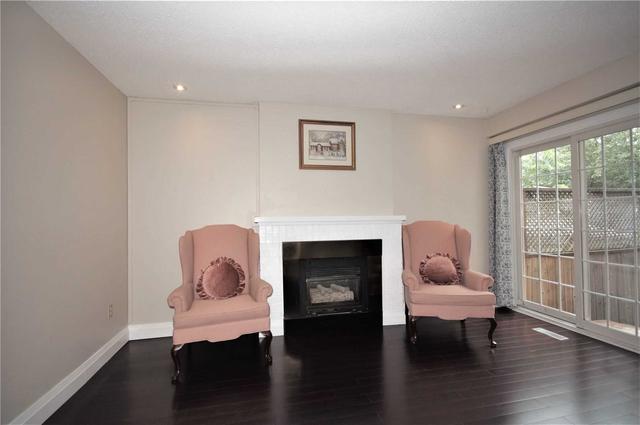 1059 Bridlewood Tr, House detached with 4 bedrooms, 4 bathrooms and 5 parking in Oakville ON | Image 2