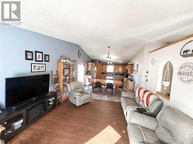 9006 101 Street, House detached with 6 bedrooms, 3 bathrooms and 8 parking in Mackenzie County AB | Image 12