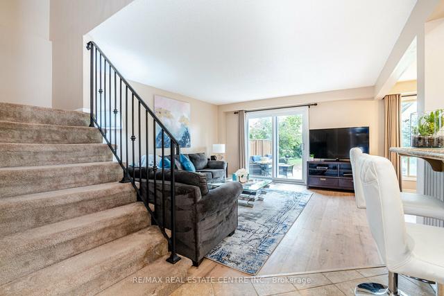 9 Jameson Cres, House detached with 4 bedrooms, 2 bathrooms and 5 parking in Brampton ON | Image 6