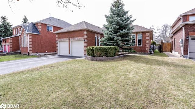 8 Tomlin Court, House detached with 3 bedrooms, 3 bathrooms and 6 parking in Barrie ON | Image 2