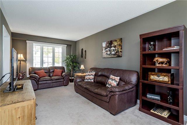 70 Heritage Crt, House detached with 3 bedrooms, 2 bathrooms and 2 parking in Barrie ON | Image 5