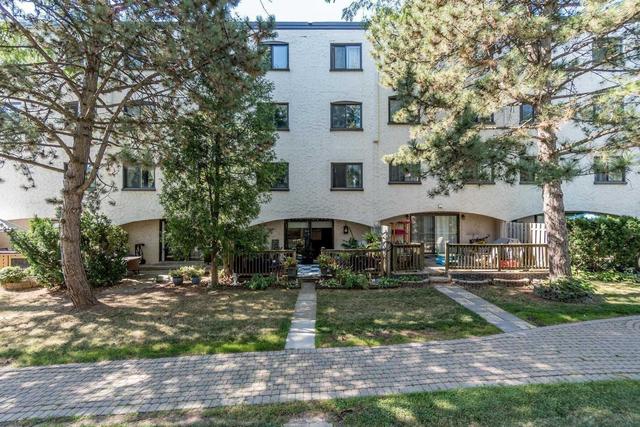 101 - 1042 Falgarwood Dr, Townhouse with 3 bedrooms, 1 bathrooms and 1 parking in Oakville ON | Card Image