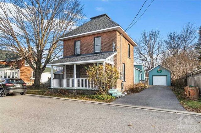 114 Catherine St, House detached with 3 bedrooms, 2 bathrooms and 4 parking in Carleton Place ON | Card Image