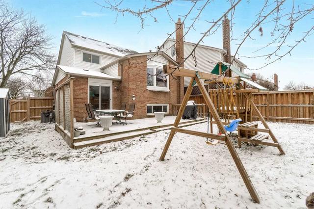 51 Slater Circ, House detached with 3 bedrooms, 2 bathrooms and 5 parking in Brampton ON | Image 18
