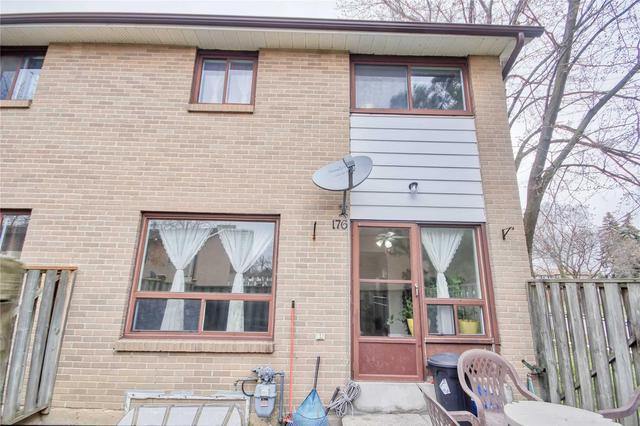 176 Fleetwood Cres, Townhouse with 3 bedrooms, 2 bathrooms and 1 parking in Brampton ON | Image 1