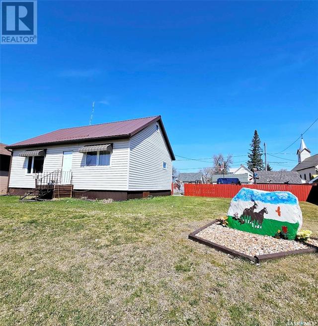206 Wells Avenue E, House detached with 4 bedrooms, 2 bathrooms and null parking in Langenburg SK | Image 2