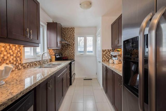 49 Hurricane Ave, House detached with 3 bedrooms, 2 bathrooms and 11.5 parking in Vaughan ON | Image 2
