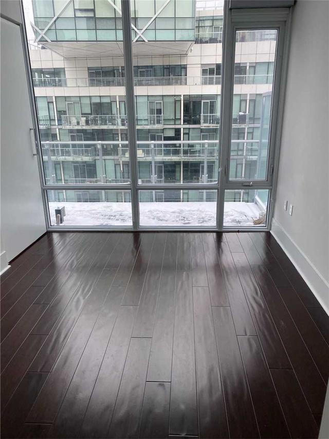 1022 - 29 Queens Quay E, Condo with 1 bedrooms, 2 bathrooms and 1 parking in Toronto ON | Image 3