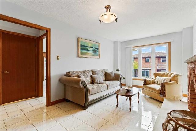 61 Jackman Cres, House detached with 4 bedrooms, 3 bathrooms and 4 parking in Vaughan ON | Image 2