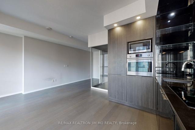 1002 - 70 Temperance St, Condo with 1 bedrooms, 1 bathrooms and 0 parking in Toronto ON | Image 2