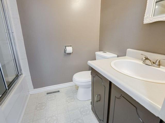 77 Morley Cres, Townhouse with 3 bedrooms, 2 bathrooms and 1 parking in Brampton ON | Image 14