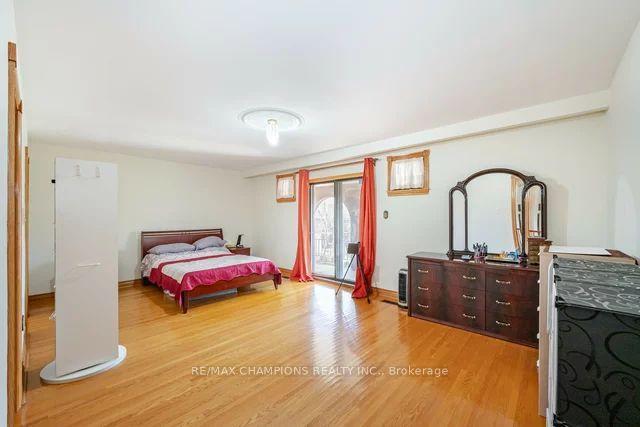 10 Larchmere Ave, House detached with 5 bedrooms, 4 bathrooms and 6 parking in Toronto ON | Image 15