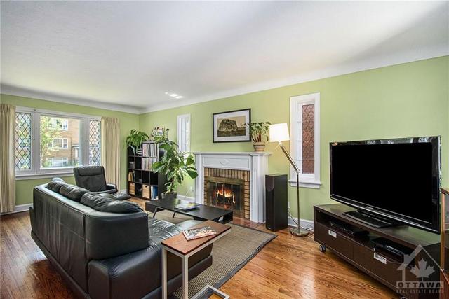 498 Athlone Avenue, House detached with 3 bedrooms, 2 bathrooms and 2 parking in Ottawa ON | Image 3