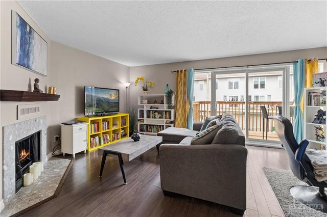 d - 284 Dalehurst Drive, Townhouse with 3 bedrooms, 2 bathrooms and 2 parking in Ottawa ON | Image 3