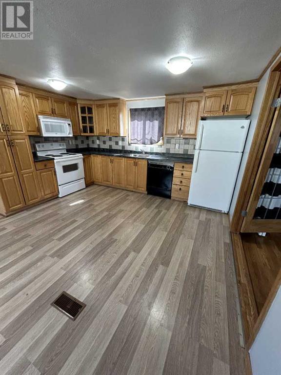 216 Grenfell Crescent, House other with 3 bedrooms, 1 bathrooms and 4 parking in Wood Buffalo AB | Image 2