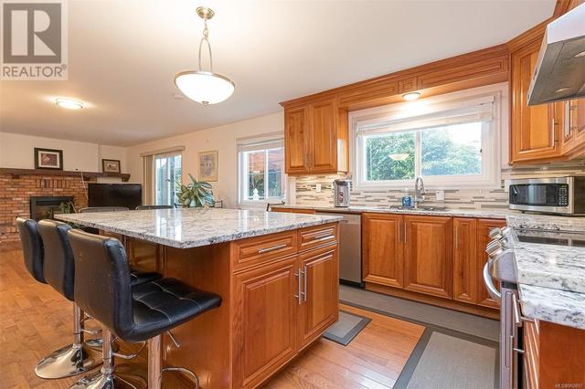 4042 Cavallin Crt, House detached with 6 bedrooms, 5 bathrooms and 2 parking in Saanich BC | Image 8