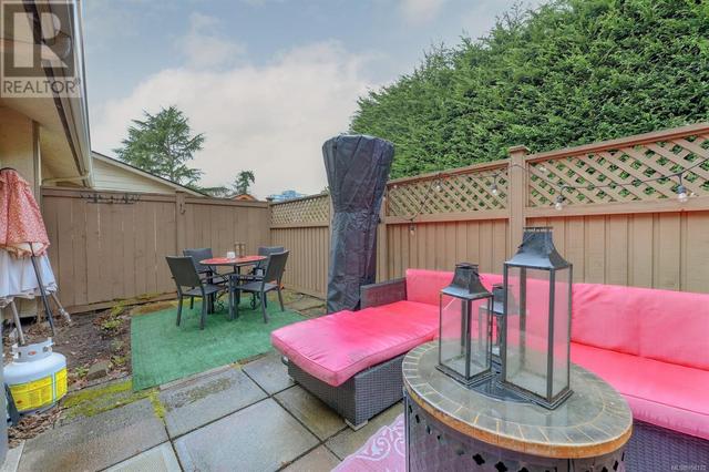 15 - 3981 Nelthorpe St, House attached with 2 bedrooms, 2 bathrooms and 2 parking in Saanich BC | Image 20