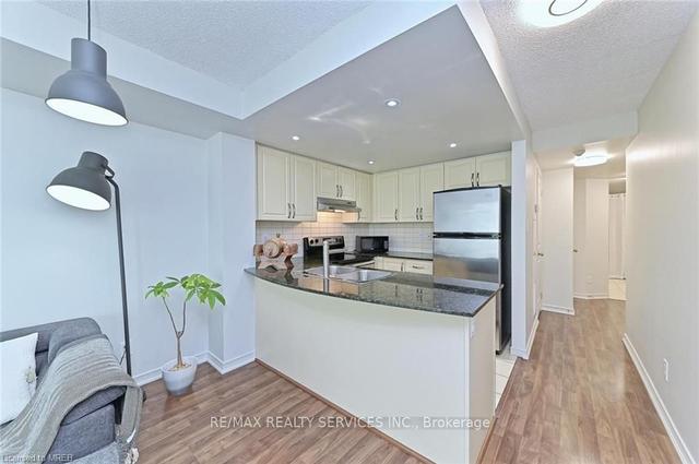 2201 - 9 George St, Condo with 2 bedrooms, 1 bathrooms and 1 parking in Brampton ON | Image 10