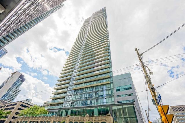 1905 - 832 Bay St, Condo with 2 bedrooms, 2 bathrooms and 1 parking in Toronto ON | Image 1