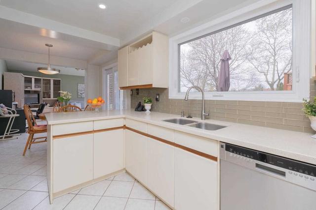 40 Deerbrook Tr, House detached with 3 bedrooms, 4 bathrooms and 3.5 parking in Toronto ON | Image 3