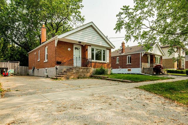 32 Florens Ave, House detached with 2 bedrooms, 2 bathrooms and 4 parking in Toronto ON | Image 12