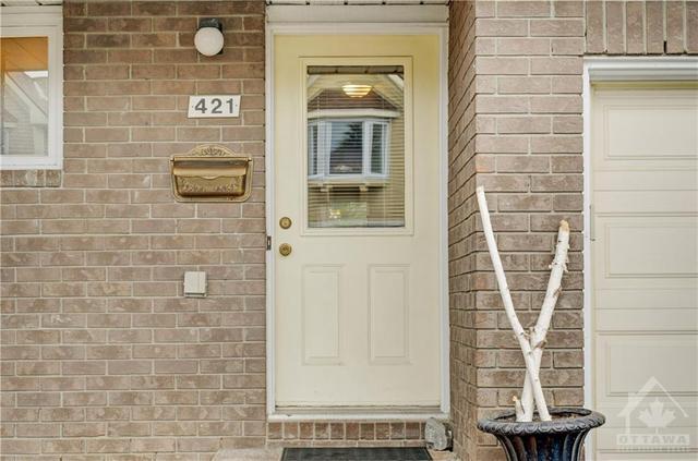421 Valade Crescent, Townhouse with 3 bedrooms, 2 bathrooms and 2 parking in Ottawa ON | Image 2